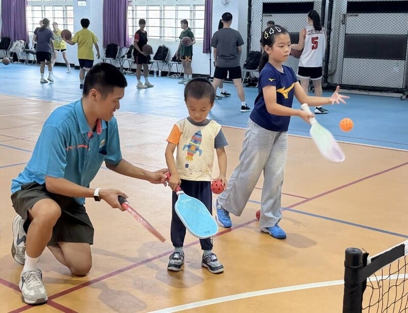 圖二專業講師簡君翰左現場耐心指導擊球技巧帶領新住民子女從熟悉揮拍動作開_0_a3d24573a9fb8dec.jpg