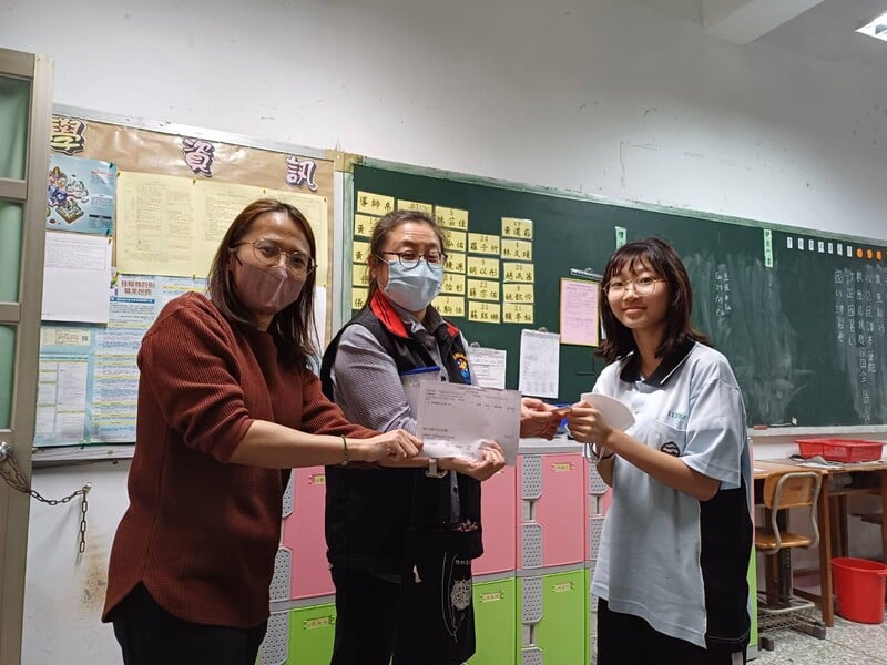 花蓮戶政感謝學校配合 順利完成應屆畢業生首次領取國民身分證 2 aca32