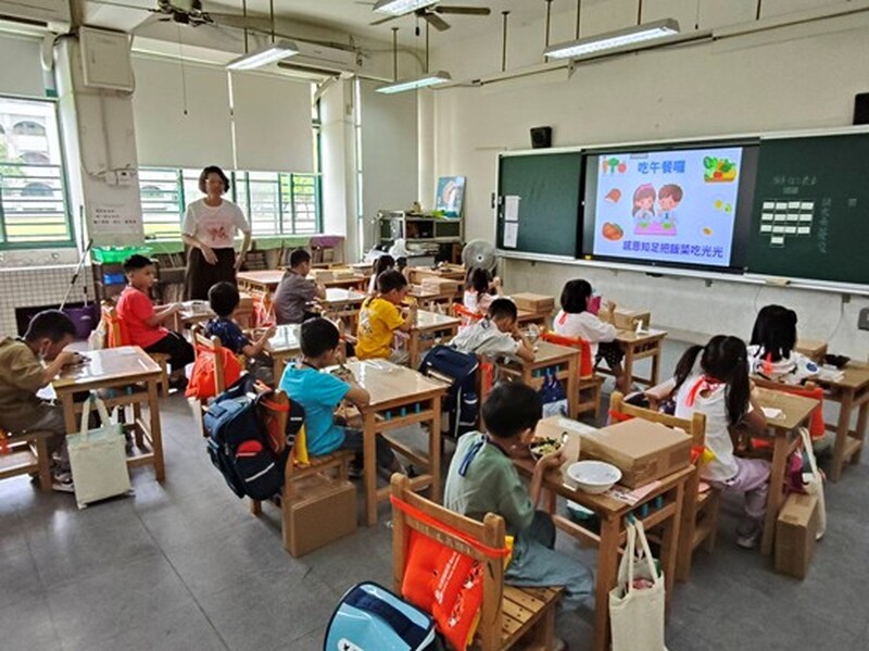 1140901開學學校午餐訪視照片2_16cdb.jpg