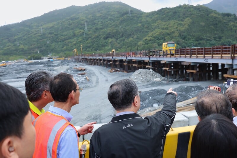 2025年11月29日行政院長卓榮泰視察台9線馬太鞍溪橋重建情形_446da.jpg