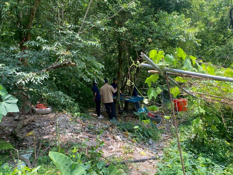 21日晚間巡護隊員遭遇黑熊現場圖中菜園是黑熊掠食犬隻以及與持槍護管員對視的地點_0_39470.jpg