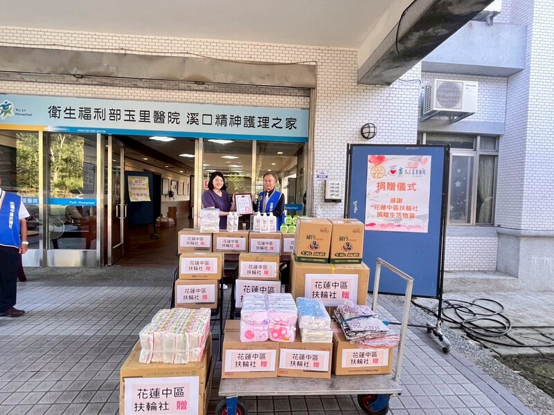 LINE_ALBUM_1141014玉醫溪口護理之家迎來扶輪社愛心物資_滿滿溫情到位_251016_2_d549f.jpg