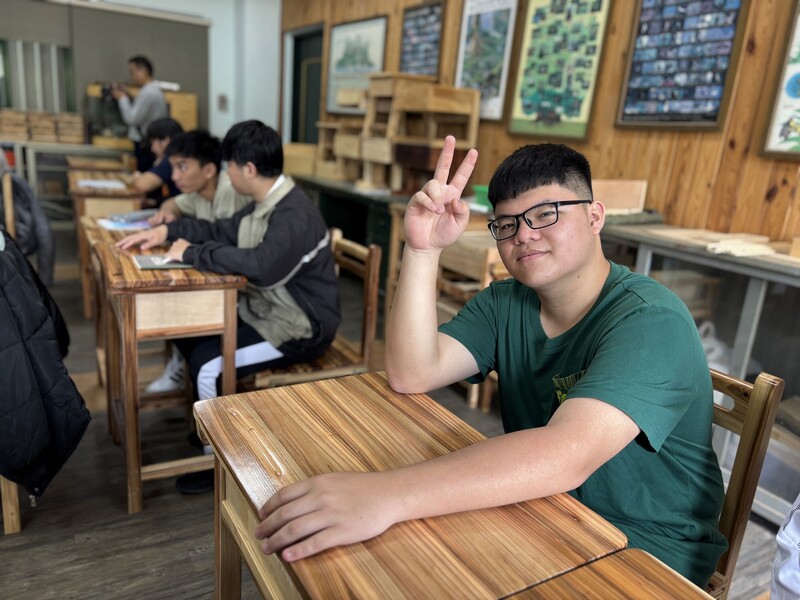 開心使用國產柳杉木材課桌椅_5b14f.jpg