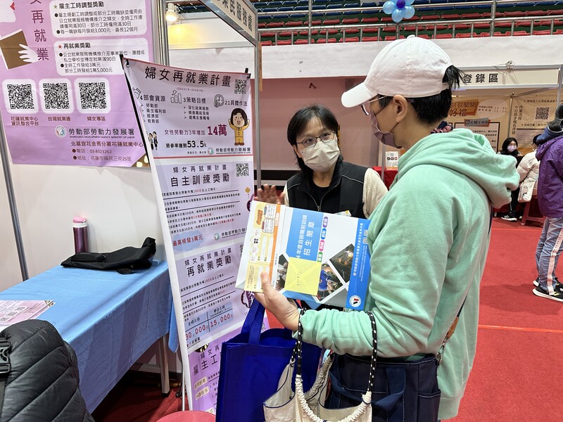 0308聯合徵才現場說明婦女再就業計畫-1_27dac.JPEG