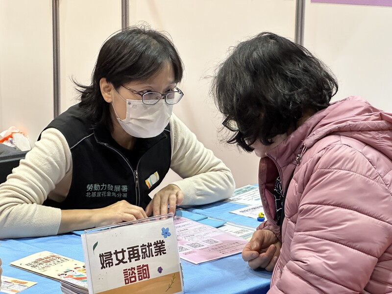 0308聯合徵才現場說明婦女再就業計畫-2_b73e0.JPEG