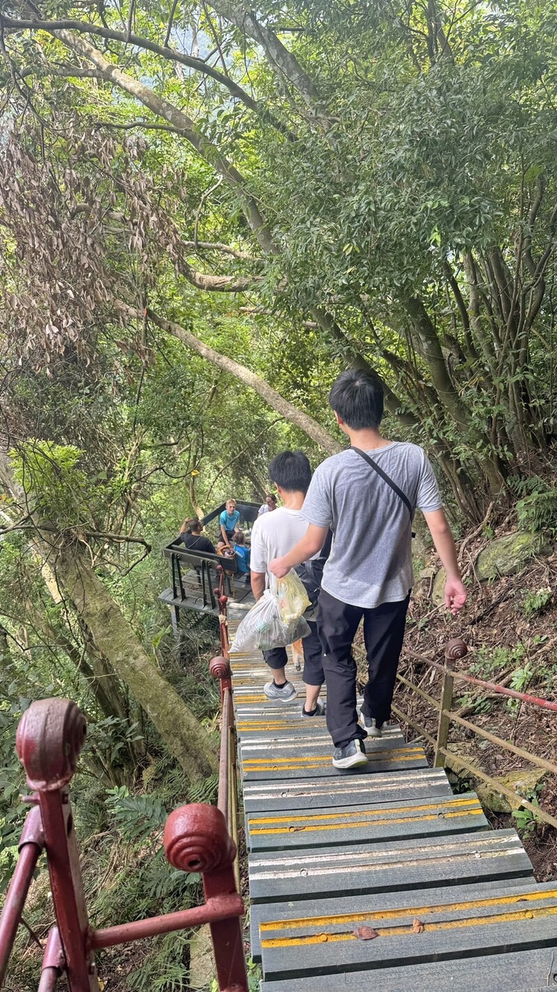 03善心民眾協助將垃圾帶下山_0_4efd3.jpg