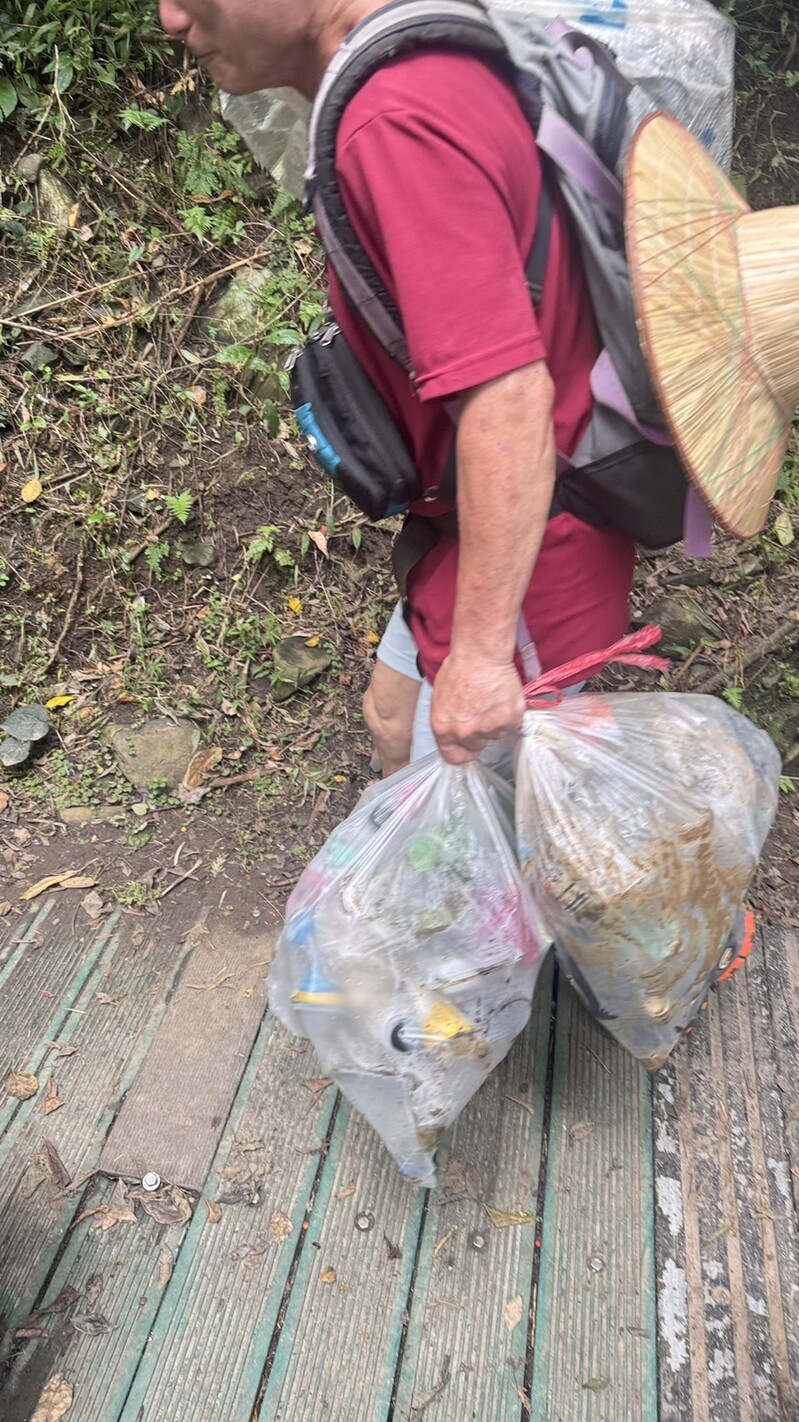03善心民眾將垃圾帶下山_0_9e178.jpg