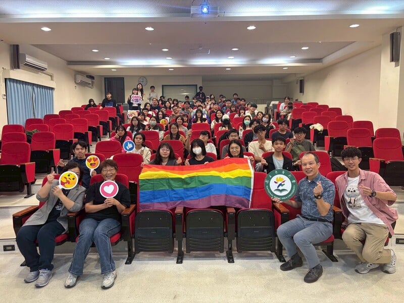 05-陳淑芬主任講座後與彩虹合影_0_ce251.jpg