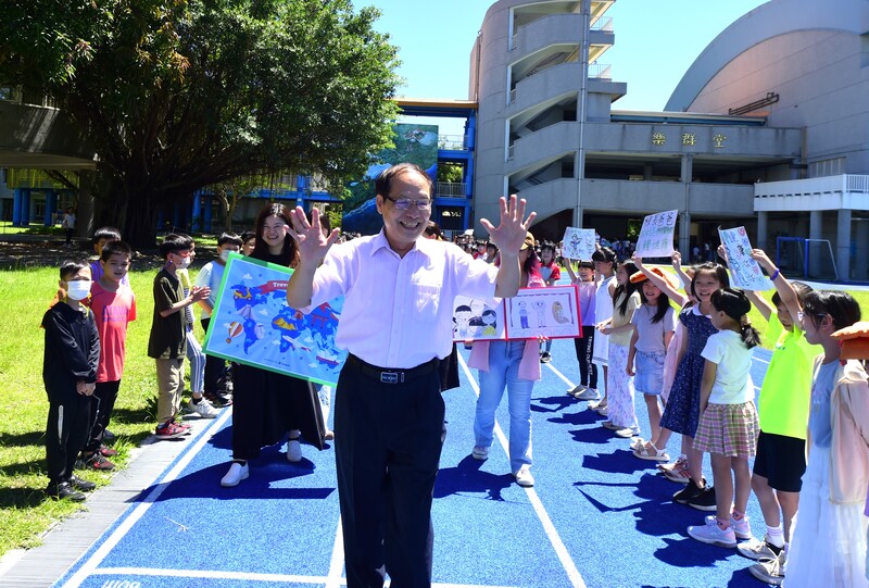 05今天也是鮑明鈞校長任內最後一次主持學生典禮跟著鳳凰木一起畢業全校師生熱情的_bb489.jpg