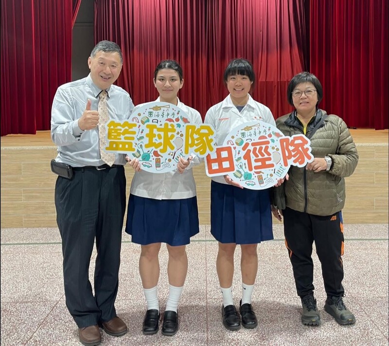 1140424-海星高中提供-陳海鵬校長與莊琇蓉老師與錄取國立台東大學同學合影_0_bdae4.jpg