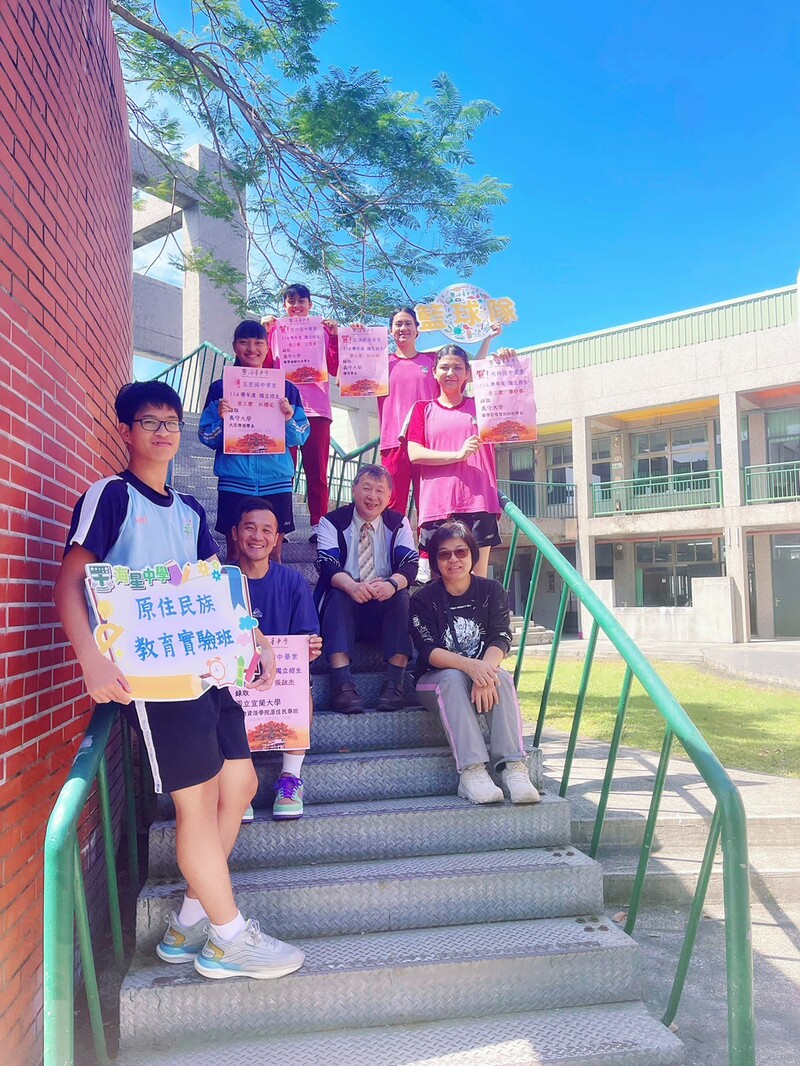 1140424-海星高中提供-陳海鵬校長與莊琇蓉老師許肇文教練與錄取國立宜蘭大學義守大學同_0_17014.jpg