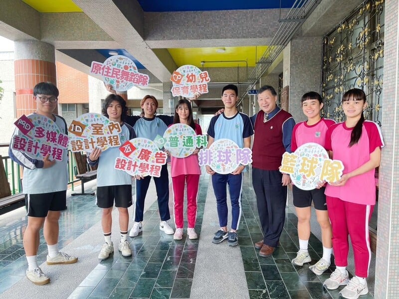 1140424-海星高中提供-陳海鵬校長與錄取國立高雄師範大學同學合影_0_f0469.jpg