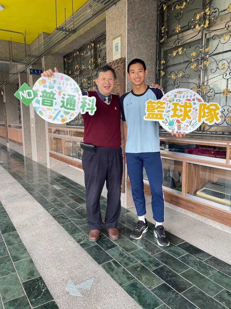 1140424-海星高中提供-陳海鵬校長與錄取屏東大學吳念修同學合影_0_bca4b.jpg