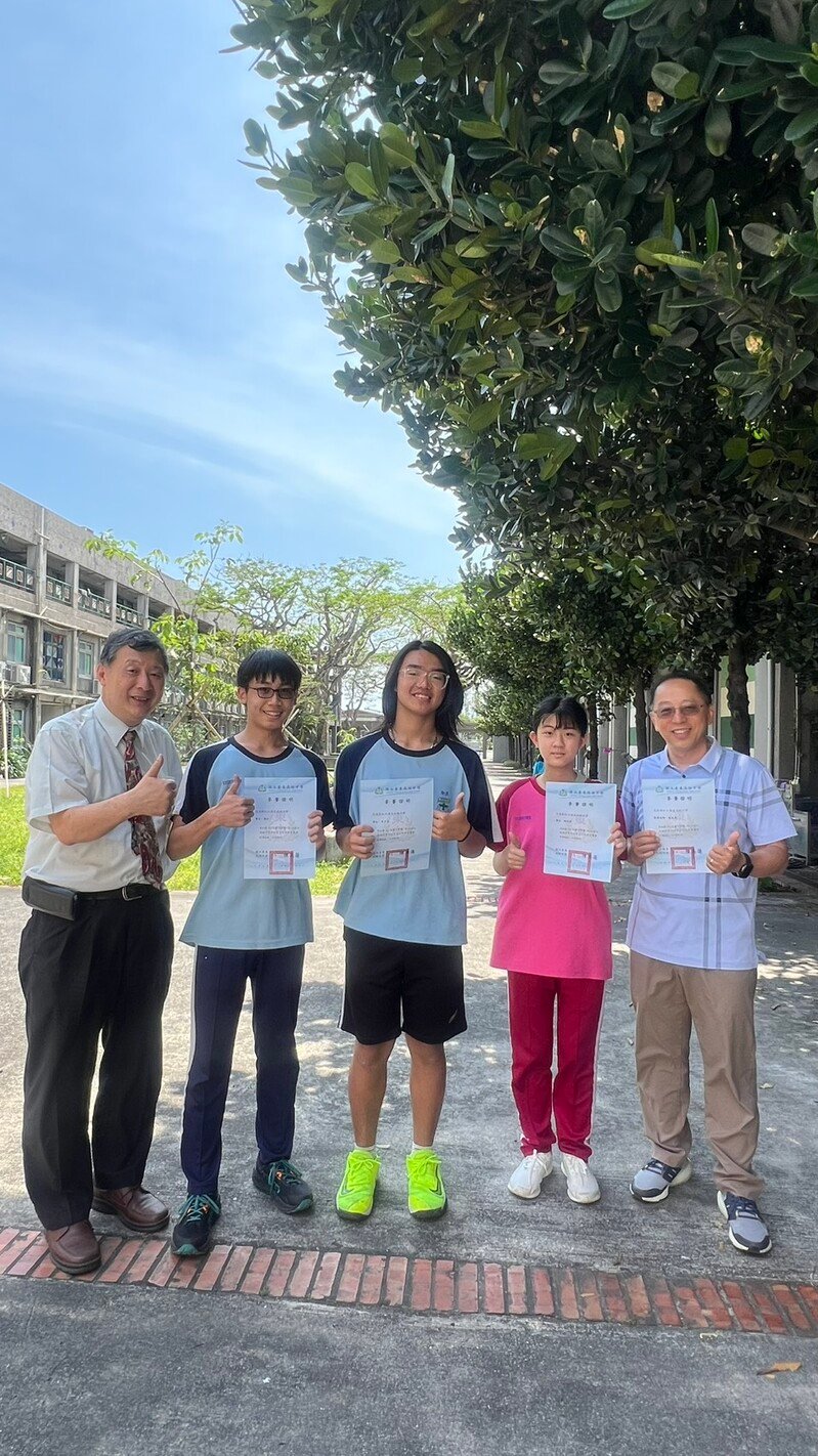 1140501-海星高中提供-陳海鵬校長與獲得佳作的陳訢李少夫賴家安及指導老師葉東茂合_0_12569.jpg