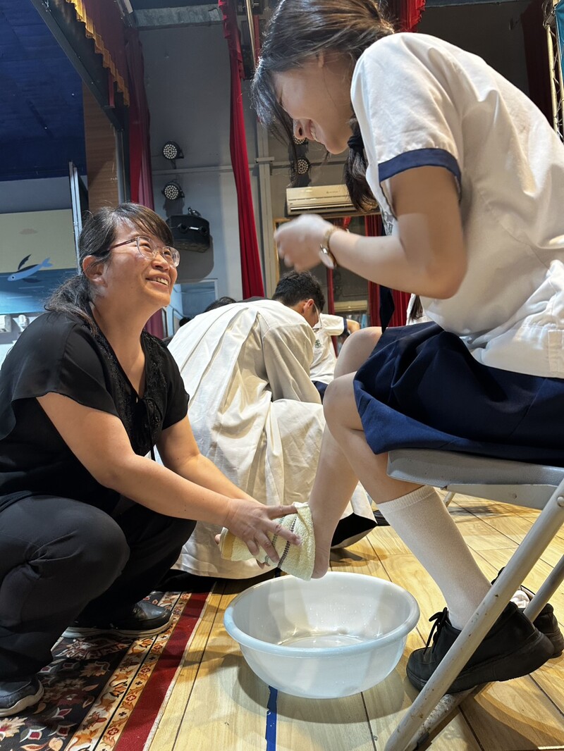 1140529-海星高中提供-導師為代表同學洗腳1_0_4470a.jpg