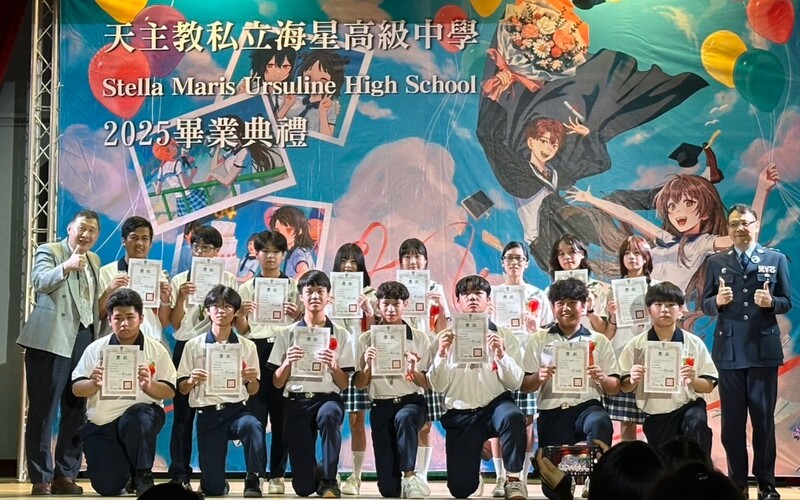 1140609-海星高中提供-服務熱心獎獲獎學生與花女主任教官及校長合影_0_123cc.jpg