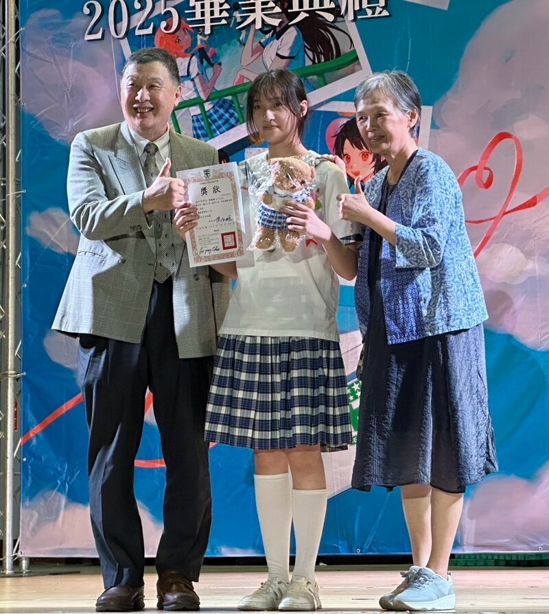 1140609-海星高中提供-海星寶寶十二年獎獲獎學生_與修女及校長合影_0_b06aa.jpg