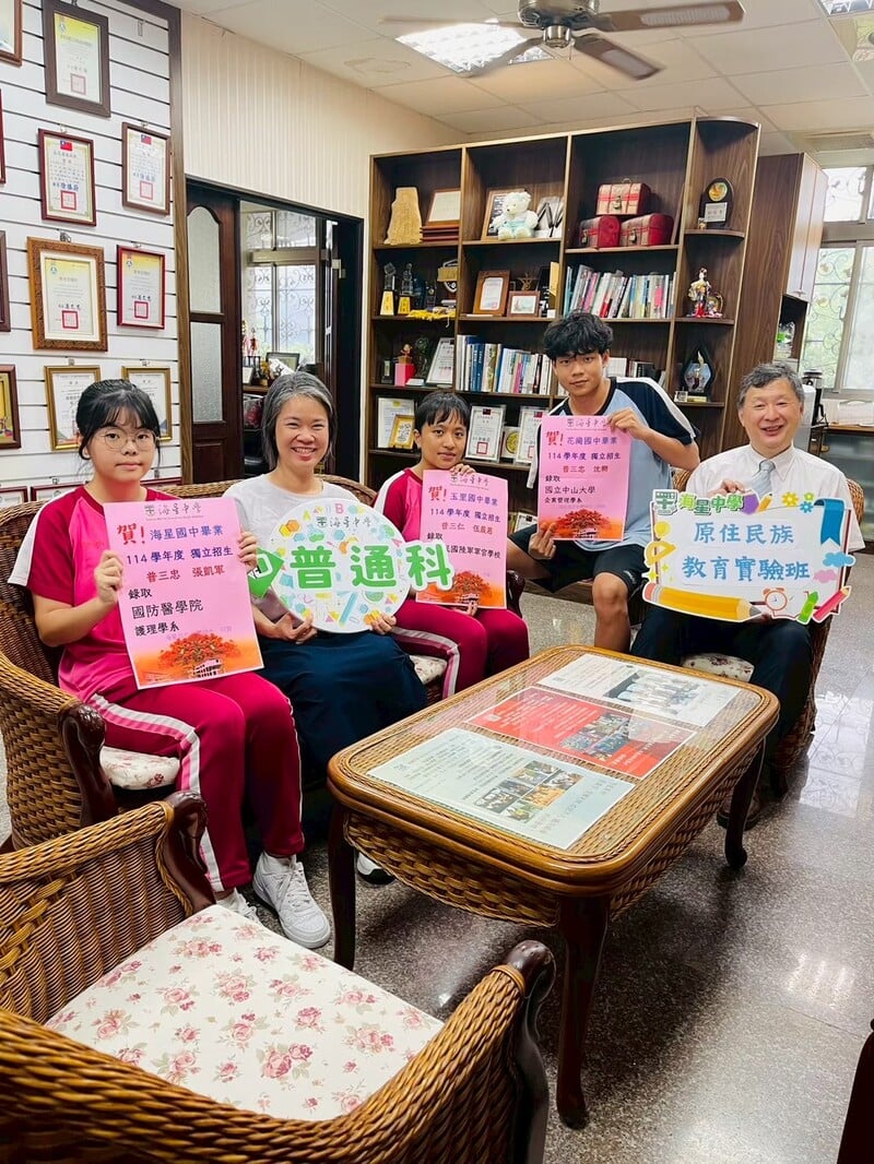 1140714-海星高中提供-校長及導師與金榜題名同學合影_0_98c80.jpg