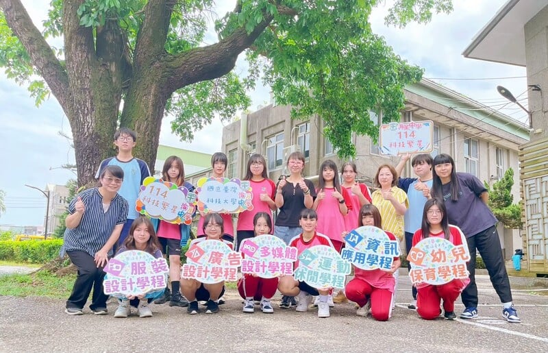 1140714-海星高中提供-綜合高中導師與技職繁星錄取同學合影_0_b4c6e.jpg