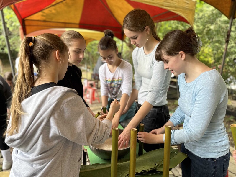 1141030-海星高中提供-學生親手體驗竹筒飯製作過程透過料理體驗深入了解原住民飲食文_0_6ea0d.jpg