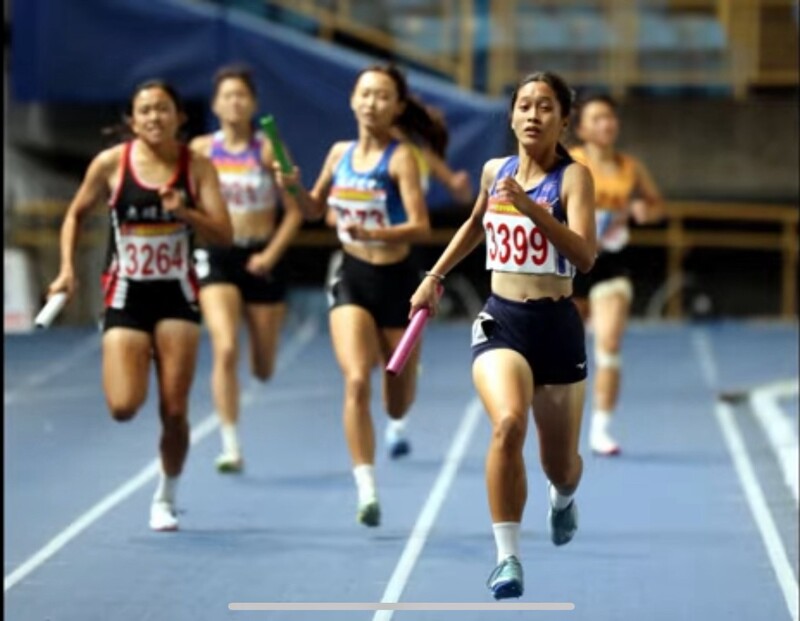 1141116-海星高中提供-混合4x400公尺接力實況第四棒謝冠瑜_0_d4e00.jpg