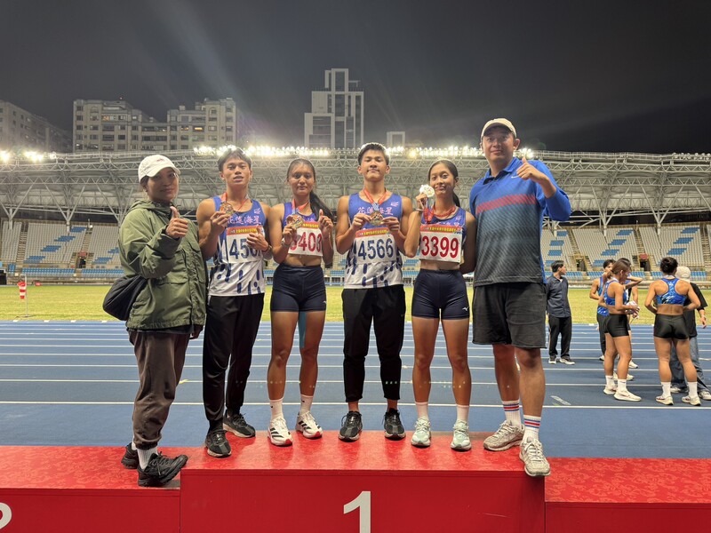 1141116-海星高中提供-高中混合4x400公尺接力頒獎_0_7e8dc.jpg