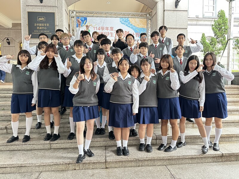 1150305-海星高中提供-114學年度全國學生音樂比賽-參賽學生與指揮老師合影_0_c009f.jpg