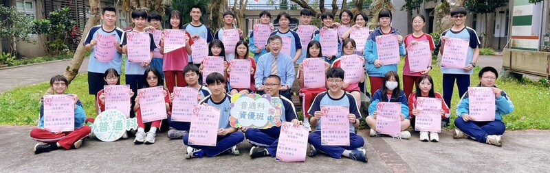 1150514-海星高中提供-大學繁星推薦錄取學生合影_0_b48c1.jpg