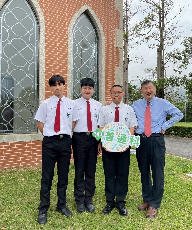 1150514-海星高中提供-陳海鵬校長與陳品銓謝承佑徐來慶三位同學合影_0_70d96.jpg
