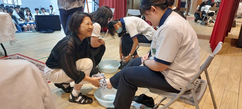 1150601-海星高中提供-畢業班導師為代表同學洗腳1_0_a0d0d.jpg