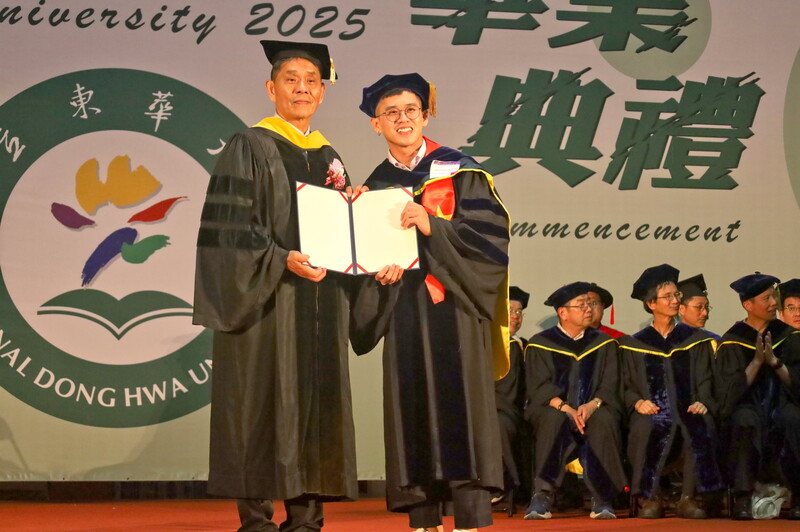 2.校長頒發畢業證書_0_0_ddffc.jpg