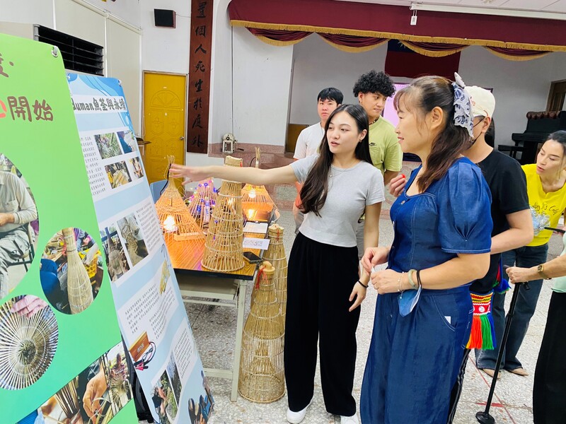3.學生向自由瀏覽攤位的居民說明部落魚荃文化和環境永續的關係_0_ee48b.jpg