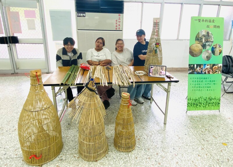 4.學生攤位藉由海報小組親手完成的作品進行展示並設計工藝技術的實作體驗_0_c4dea.jpg