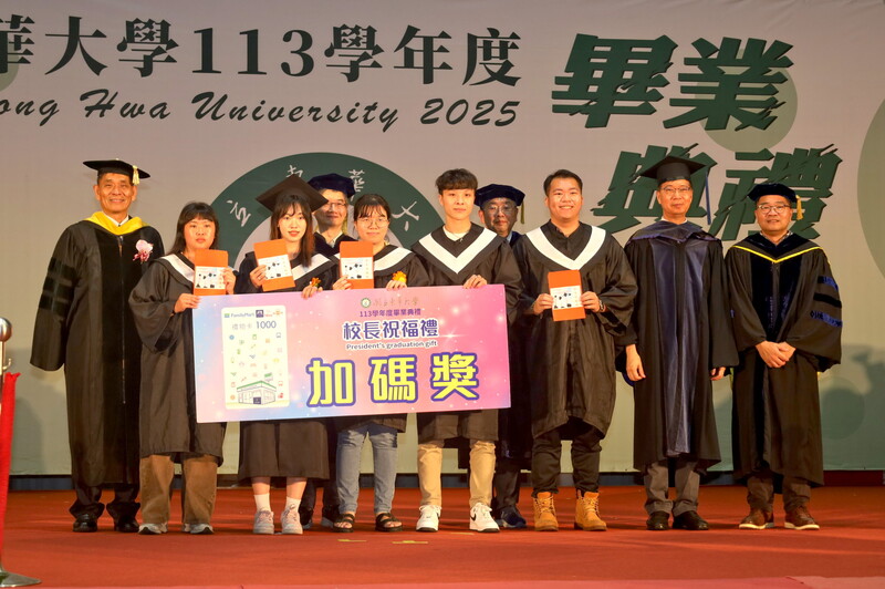 7.校長祝福獎抽中同學高興合照_0_0_ec0bc.jpg