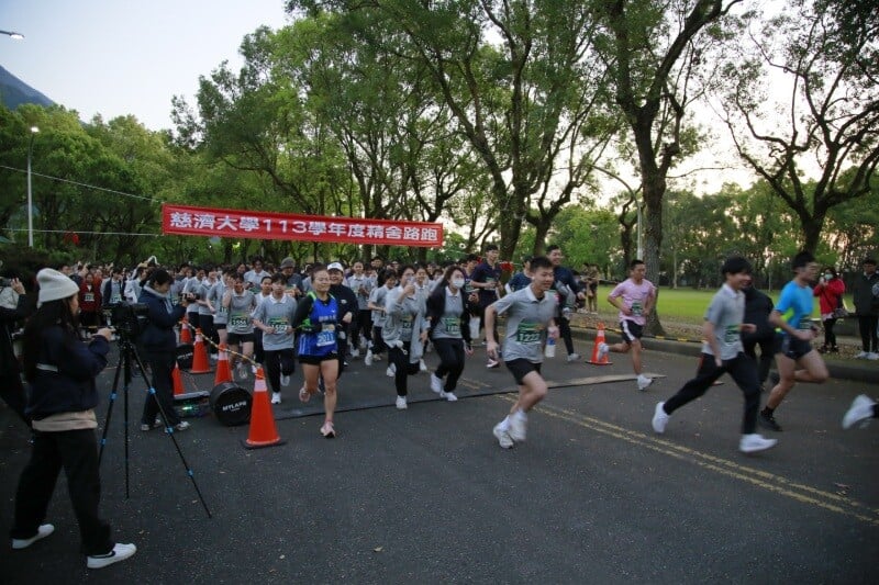 766師生參與近十公里的精舍路跑_0_5cdd1.jpg