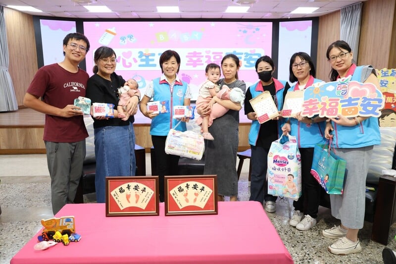 LINE_ALBUM_114.05.20游淑貞陪新生兒留下人生首印_吉安鄉加碼生育金再贈祝福禮_250521_3_dcaeb.jpg