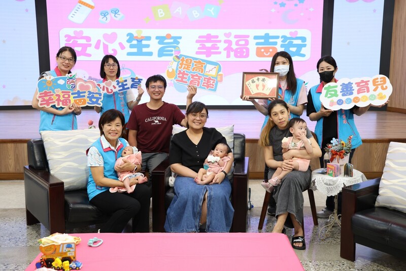 LINE_ALBUM_114.05.20游淑貞陪新生兒留下人生首印_吉安鄉加碼生育金再贈祝福禮_250521_7_c4d21.jpg