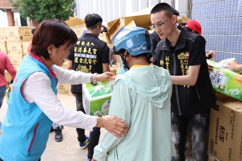 LINE_ALBUM_114.05.24_吉安鄉端午粽夏千份弱勢物資遞送_游淑貞感謝花蓮縣金虎爺會獻關懷_250525_3_477b8.jpg