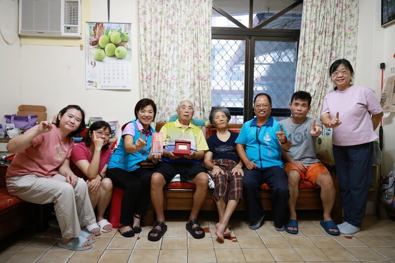 LINE_ALBUM_114.10.27_吉安鄉滿百人瑞20位最高齡106歲_游淑貞親頒金牌並調升千元敬老禮金_251028_6_1fb62.jpg