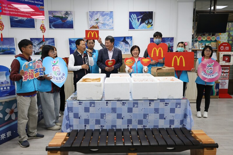 LINE_ALBUM_114.11.23_麥當勞暖心致賀吉安鄉獲全國防災績優公所_楊政道親送三百餘份全餐慰勞_251124_5_cc023.jpg
