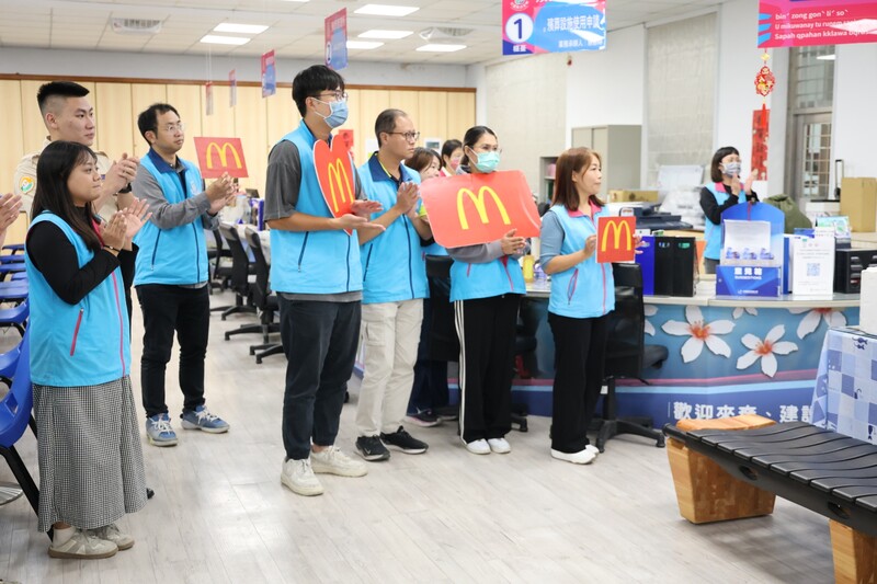 LINE_ALBUM_114.11.23_麥當勞暖心致賀吉安鄉獲全國防災績優公所_楊政道親送三百餘份全餐慰勞_251124_6_bbd8f.jpg