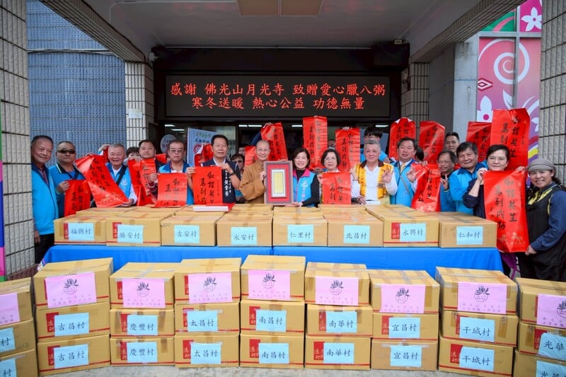 LINE_ALBUM_115.01.26_游淑貞感謝月光寺善念守護吉安_二千份臘八粥暖胃送進社區巷鄰_260127_8_0c75a.jpg