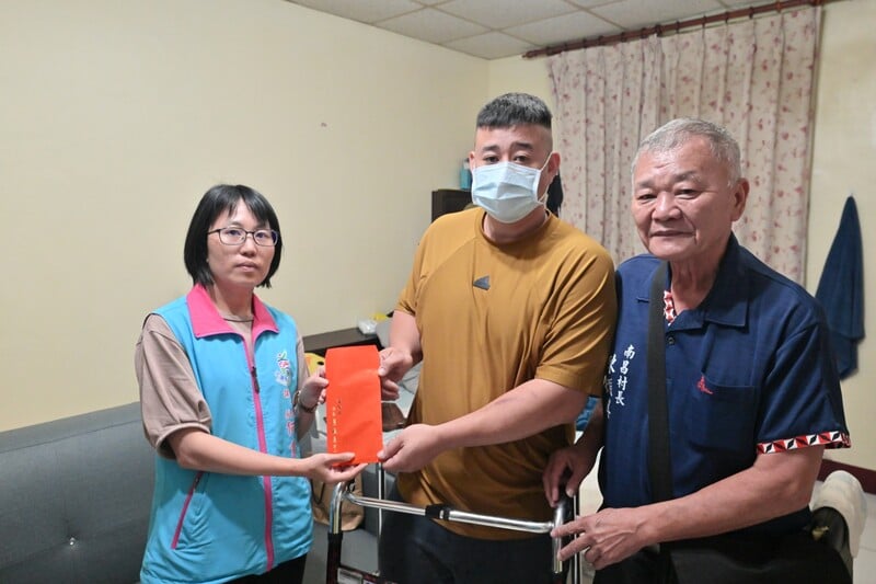 LINE_ALBUM_115.04.26-一場意外牽動一份溫情_吉安鄉公所啟動關懷機制_致贈2萬關懷金_260427_3_2a7a9.jpg