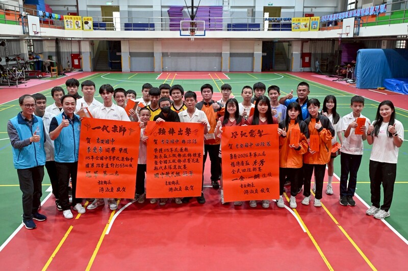 LINE_ALBUM_115.05.11_吉安國中三冠齊發佳績_吉安鄉公所校園貼紅榜期勉再創高峰_260512_1_3a32d.jpg