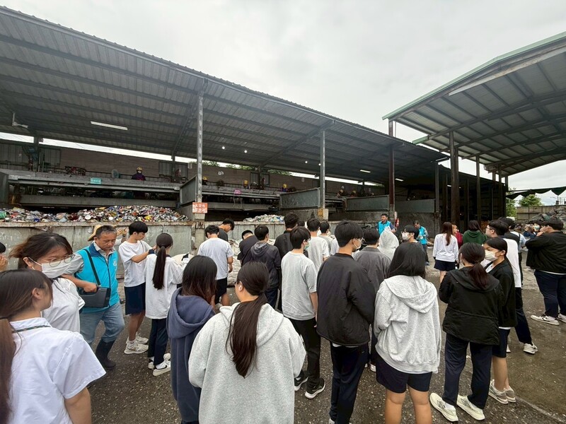 LINE_ALBUM_115.05.14_花蓮高商師生走進吉安清潔隊_游淑貞致力打造環保永續教學基地_260516_12_e8f4d.jpg