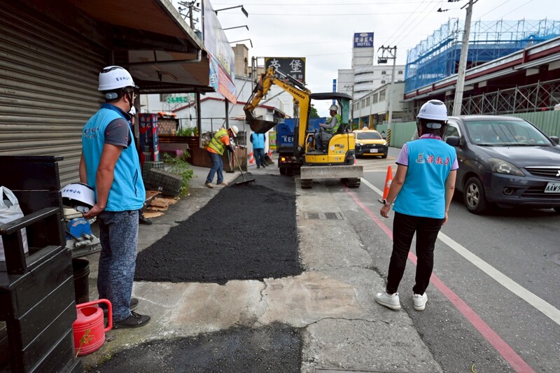 LINE_ALBUM_115.05.19_吉安鄉宜昌一街路面龜裂接獲民眾陳情_游淑貞立即現勘改善_260520_1_ecf54.jpg