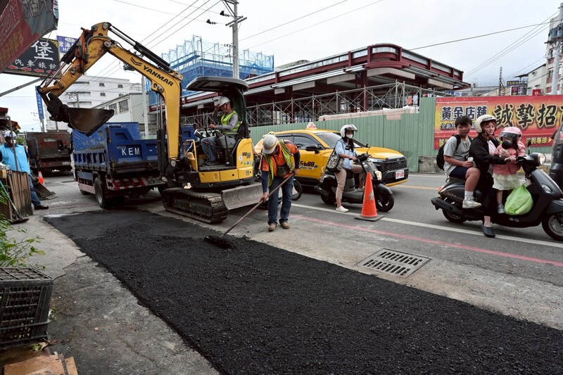 LINE_ALBUM_115.05.19_吉安鄉宜昌一街路面龜裂接獲民眾陳情_游淑貞立即現勘改善_260520_6_fb5e2.jpg