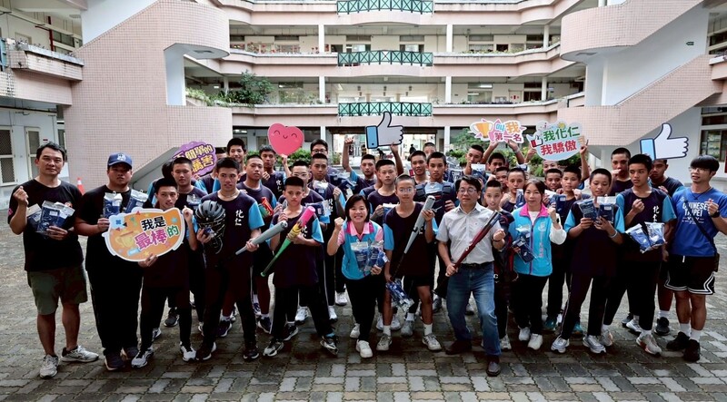 LINE_ALBUM_115.05.23-化仁國中棒球隊勇闖全國賽_游淑貞贈裝備_為選手加油打氣_260524_3_34710.jpg