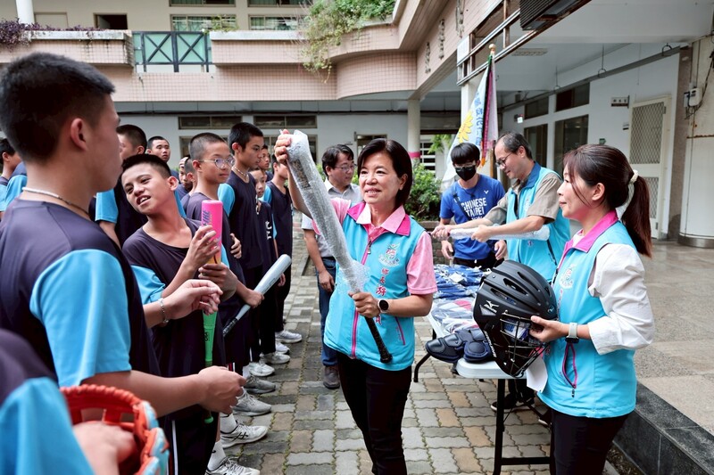 LINE_ALBUM_115.05.23-化仁國中棒球隊勇闖全國賽_游淑貞贈裝備_為選手加油打氣_260524_8_ad7ba.jpg