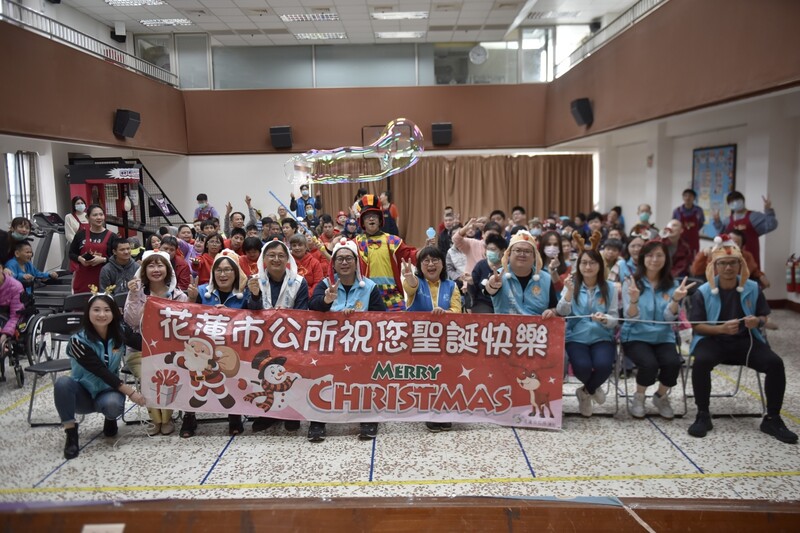 LINE_ALBUM_1217市公所聖誕關懷列車_241217_4_0d94c.jpg